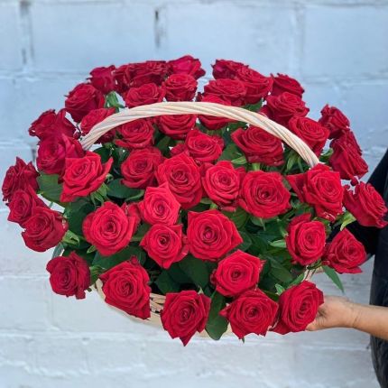 Корзинка "Моей королеве" из красных роз с доставкой в по Старой Купавне